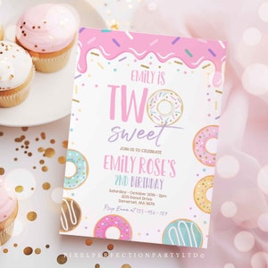 Pode incluir: Um convite de anivers&aacute;rio com tema de donut rosa e branco para o segundo anivers&aacute;rio de uma menina. O convite apresenta o texto "Emily is Two sweet" e "Emily Rose's 2nd Birthday". Tamb&eacute;m inclui um gr&aacute;fico de donut e confeitos.