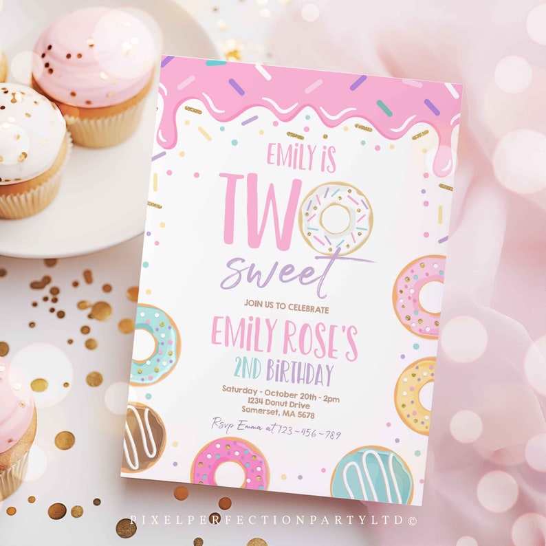 Pode incluir: Um convite de anivers&aacute;rio com tema de donut rosa e branco para o segundo anivers&aacute;rio de uma menina. O convite apresenta o texto "Emily is Two sweet" e "Emily Rose's 2nd Birthday". Tamb&eacute;m inclui um gr&aacute;fico de donut e confeitos.