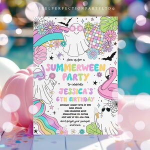 K&ouml;nnte beinhalten: Eine farbenfrohe Einladung zu einer Sommer-Halloween-Party zur Feier von Jessicas 6. Geburtstag. Die Einladung zeigt ein Gespenst mit Sonnenbrille, einen Regenbogen, einen Flamingo-Schwimmring und eine Discokugel. Der Text auf der Einladung lautet "Schlie&szlig;en Sie sich uns zu einer Sommer-Halloween-Party an, um Jessicas 6. Geburtstag zu feiern. Samstag, 12. August um 14:00 Uhr Aqua Splash 1224 Seabreeze Drive Sparkletown, MA 567890 RSVP Amy unter 123-456-7890 Vergessen Sie nicht Ihre Badebekleidung und Ihr Handtuch."