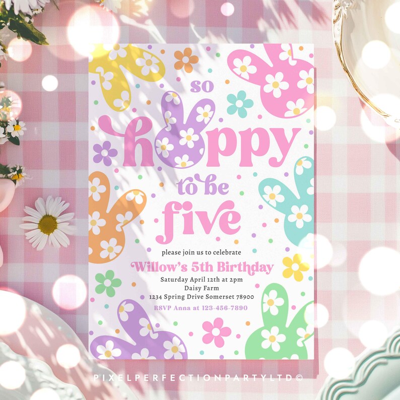 K&ouml;nnte beinhalten: Eine Party-Einladung in Pastellfarben. Sie zeigt Hasenformen mit G&auml;nsebl&uuml;mchenmustern und den Text "so hoppy to be five". Party-Details und RSVP-Informationen sind ebenfalls enthalten.