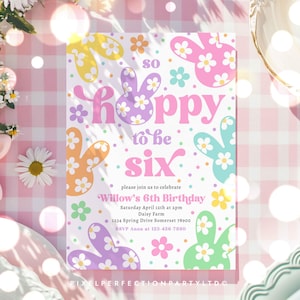 K&ouml;nnte beinhalten: Eine rosa und wei&szlig;e Geburtstagseinladung mit einem Hasendesign. Die Einladung lautet "So hoppy to be six" und enth&auml;lt Details zu Willows 6. Geburtstagsparty.