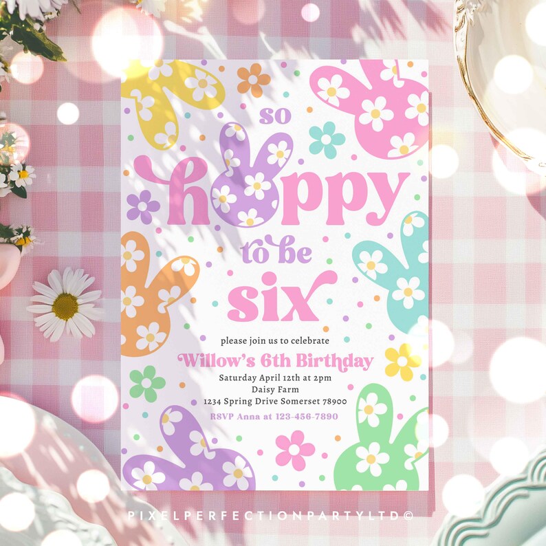 K&ouml;nnte beinhalten: Eine rosa und wei&szlig;e Geburtstagseinladung mit einem Hasendesign. Die Einladung lautet "So hoppy to be six" und enth&auml;lt Details zu Willows 6. Geburtstagsparty.