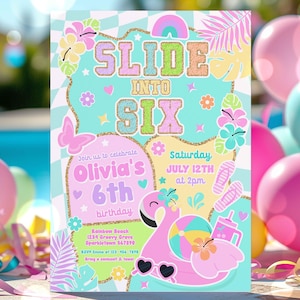 Puede incluir: Una invitación colorida para una fiesta de cumpleaños de 6 años con un tema tropical. La invitación presenta un flotador de piscina rosa en forma de flamenco, un arcoíris y el texto "Slide into Six". La invitación también incluye la fecha y la hora de la fiesta, así como la dirección y la información de RSVP.