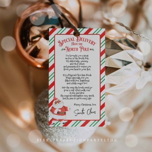 Puede incluir: Una etiqueta de regalo a rayas rojas y verdes con una ilustraci&oacute;n de Pap&aacute; Noel y el texto "SPECIAL DELIVERY FROM THE NORTH POLE". La etiqueta incluye un mensaje sobre una bomba de chocolate m&aacute;gica que Pap&aacute; Noel regala.