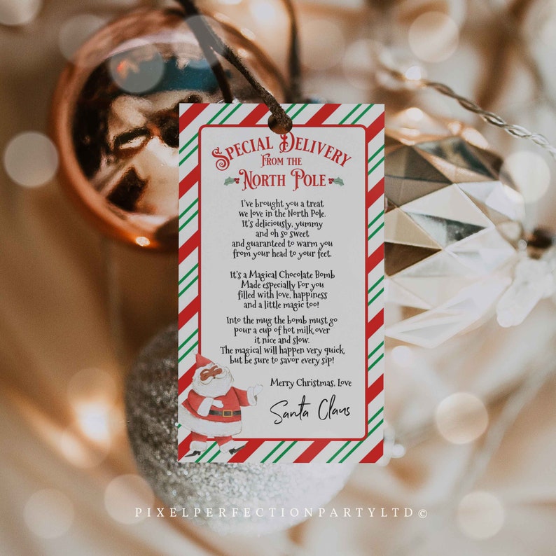 Puede incluir: Una etiqueta de regalo a rayas rojas y verdes con una ilustraci&oacute;n de Pap&aacute; Noel y el texto "SPECIAL DELIVERY FROM THE NORTH POLE". La etiqueta incluye un mensaje sobre una bomba de chocolate m&aacute;gica que Pap&aacute; Noel regala.