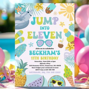Op de afbeelding: Een verjaardagsuitnodiging met zomerthema met de tekst "JUMP INTO ELEVEN" en "BECKHAM'S 11TH BIRTHDAY". Het ontwerp bevat illustraties van een haai-zwemband, ijs en een zon. De uitnodiging bevat ook evenementdetails.
