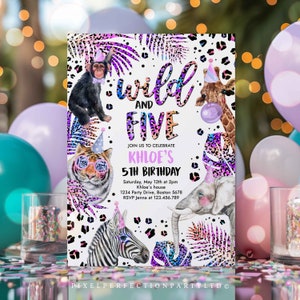 Puede incluir: Una invitación colorida para una fiesta de cumpleaños de 5 años con temática de la jungla. La invitación presenta una cebra, un tigre, un mono, una jirafa y un elefante con un fondo de estampado de leopardo rosa y morado. El texto de la invitación dice "Wild and Five, Join us to celebrate Khloe's 5th Birthday, Saturday, May 12th at 2pm, Khloe's house, 1234 Party Drive, Boston 5678, RSVP Jenna at 123.456.789".