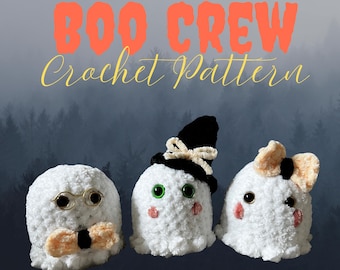 Puede incluir: Tres fantasmas blancos de ganchillo con accesorios. Uno lleva gafas y pajarita, otro un sombrero de bruja y el tercero un lazo. El texto "BOO CREW Crochet Pattern" se muestra en naranja y amarillo.