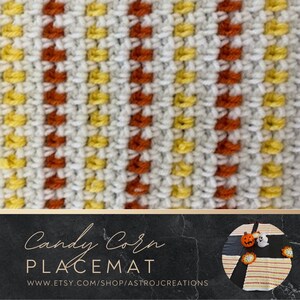 Può includere: Primo piano di un sottobicchiere Candy Corn fatto a mano. Il sottobicchiere presenta un motivo strutturato in bianco, giallo e arancione, che ricorda le caramelle di mais. Il testo "Candy Corn PLACEMAT" è visualizzato in basso.