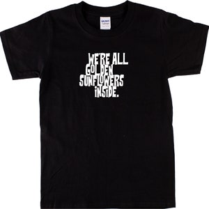 Puede incluir: Camiseta negra con texto blanco que dice "We're all golden sunflowers inside."