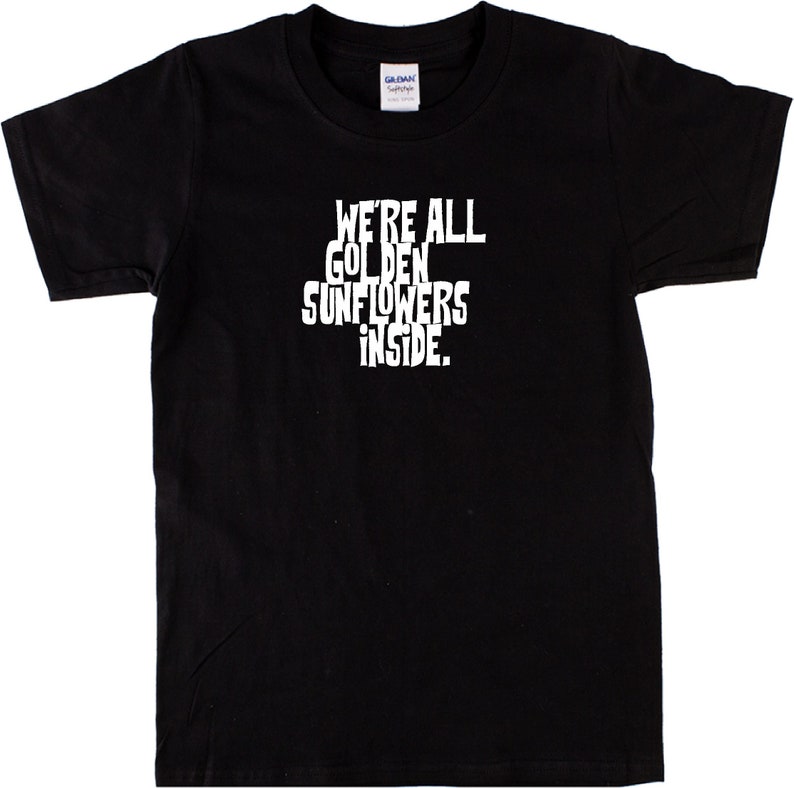 Puede incluir: Camiseta negra con texto blanco que dice "We're all golden sunflowers inside."