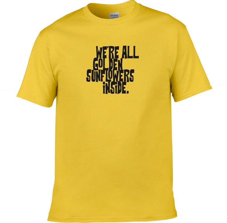 Puede incluir: Camiseta amarilla con texto negro que dice "We're all golden sunflowers inside."