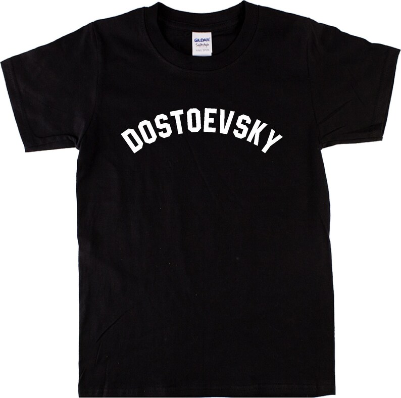 K&ouml;nnte beinhalten: Schwarzes T-Shirt mit wei&szlig;em Text, der "DOSTOEVSKY" in einer Bogenform zeigt.