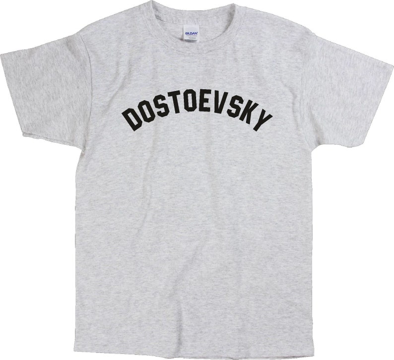 K&ouml;nnte beinhalten: Ein graues T-Shirt mit schwarzem Text, der "DOSTOEVSKY" in einer gew&ouml;lbten Schriftart lautet.
