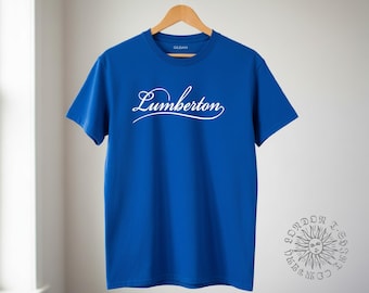 "Blaues Samt-T-Shirt: ""Lumberton"" - Souvenir, inspiriert von David Lynch, verschiedene Farben."