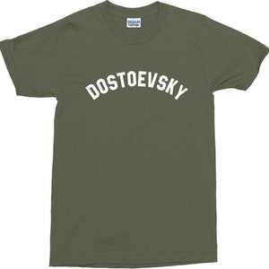 K&ouml;nnte beinhalten: Ein gr&uuml;nes T-Shirt mit dem Wort "DOSTOEVSKY" in wei&szlig; auf der Vorderseite.