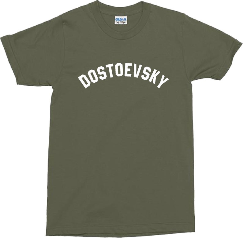 K&ouml;nnte beinhalten: Ein gr&uuml;nes T-Shirt mit dem Wort "DOSTOEVSKY" in wei&szlig; auf der Vorderseite.