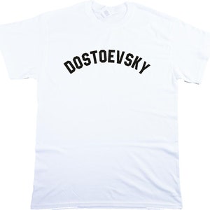 K&ouml;nnte beinhalten: Wei&szlig;es T-Shirt mit schwarzem Text, der "DOSTOEVSKY" in einer gew&ouml;lbten Schriftart lautet.