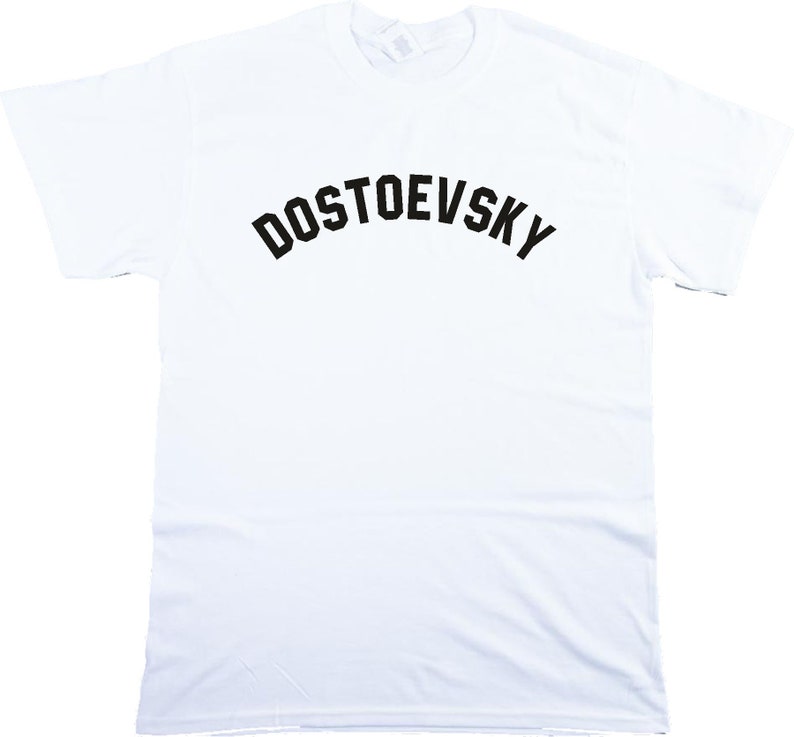 K&ouml;nnte beinhalten: Wei&szlig;es T-Shirt mit schwarzem Text, der "DOSTOEVSKY" in einer gew&ouml;lbten Schriftart lautet.