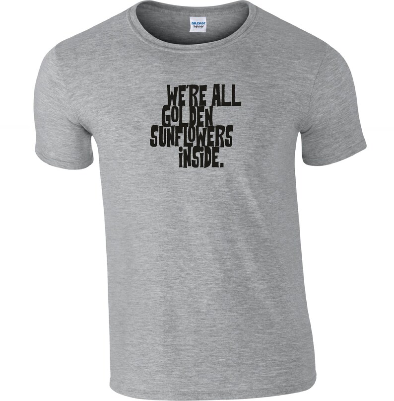 Puede incluir: Una camiseta gris jaspeada con texto negro que dice "We're all golden sunflowers inside."