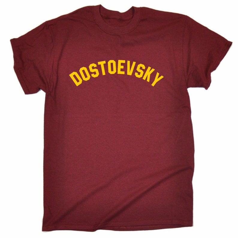 K&ouml;nnte beinhalten: Ein maroonfarbenes T-Shirt mit dem Wort "DOSTOEVSKY" in Gelb auf der Brust.