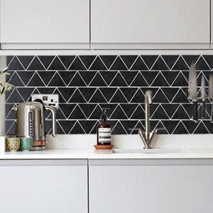 Quadrostyle Kitchen and Bathroom Splashback - Removable Vinyl Wallpaper - Triangle Black - Peel & Stick