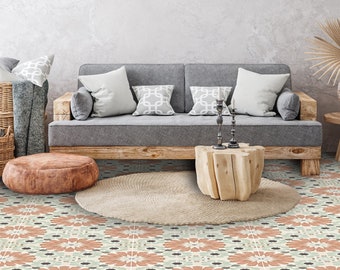 Puede incluir: Un sofá gris con almohadas se encuentra en una sala de estar con una pared gris claro, una mesa de café de madera, una cesta tejida, una otomana redonda marrón y una alfombra tejida con un patrón floral.