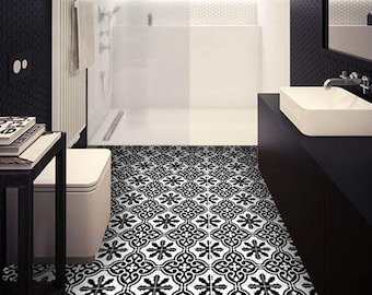 Puede incluir: Azulejos de suelo con estampado en blanco y negro en un baño con una ducha blanca y un tocador negro.