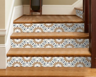 Può includere: Un set di quattro gradini in legno marrone con un motivo di piastrelle decorative sui gradini. Il motivo delle piastrelle è un design ripetitivo di forme geometriche blu, marroni e bianche.