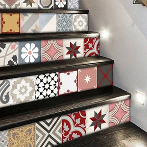 Puede incluir: Un conjunto de peldaños decorativos para escaleras con un diseño de patchwork colorido. Los peldaños presentan una variedad de patrones geométricos y motivos florales en tonos rojos, blancos, grises y negros.