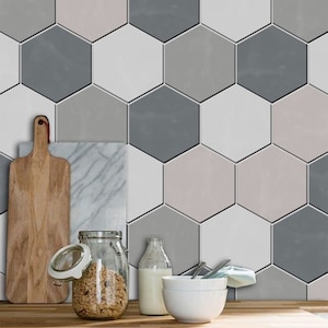 Könnte beinhalten: Eine Küchenrückwand mit einem sechseckigen Fliesenmuster in Grautönen und Rosa. Die Fliesen sind in einem sich wiederholenden Muster angeordnet, das einen modernen und stilvollen Look erzeugt.