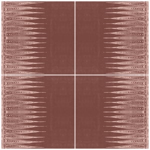Op de afbeelding: Vier vierkante terracotta tegels met een roze geometrisch patroon aan de randen. De tegels hebben een getextureerd oppervlak.