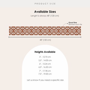 Puede incluir: Un diagrama que muestra los tama&ntilde;os disponibles para un borde de azulejos decorativos. El borde tiene 48 pulgadas (120 cm) de largo y est&aacute; disponible en varias alturas, que van desde 5 pulgadas (12,70 cm) hasta 7,5 pulgadas (19,00 cm). El borde de azulejos presenta un patr&oacute;n repetitivo de cuadrados y c&iacute;rculos entrelazados en un esquema de color marr&oacute;n y blanco.