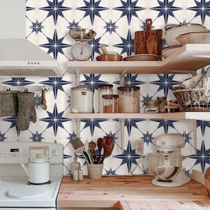 Könnte beinhalten: Eine Küchenrückwand mit einem weißen und blauen Sternenmuster. Die Rückwand befindet sich hinter offenen Regalen mit verschiedenen Küchenutensilien, darunter Gläser, Schalen und eine Küchenmaschine.
