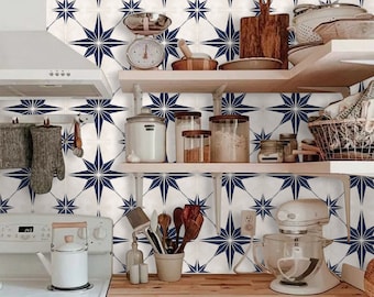 Puede incluir: Un salpicadero de cocina con un patrón de azulejos en forma de estrella blanca y azul. El salpicadero está detrás de un conjunto de estantes abiertos con varios artículos de cocina, incluyendo tarros, cuencos y una batidora de pie.