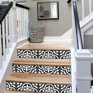 Puede incluir: Pegatinas de azulejos con patrón blanco y negro para escaleras. Las pegatinas se colocan en el borde inferior de cada peldaño de la escalera. Las pegatinas presentan un diseño floral con fondo negro y detalles blancos.