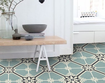 Könnte beinhalten: Eine hellblaue und weiße gemusterte Bodenfliese mit schwarzem Rand. Die Fliese hat ein geometrisches Design mit einem floralen Motiv. Die Fliese ist Teil eines größeren Musters auf dem Boden.