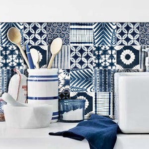 Może przedstawiać: Naklejki na płytki w kolorze niebieskim i białym do kuchni. Naklejki są ułożone w patchworkowy wzór z różnymi geometrycznymi i kwiatowymi wzorami.
