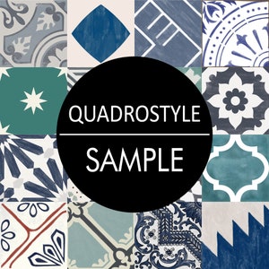Könnte beinhalten: Eine Probe von blauen und grünen gemusterten Keramikfliesen mit dem Text "QUADROSTYLE SAMPLE" in einem schwarzen Kreis.