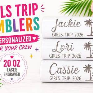 Può includere: Bicchieri bianchi da 591 ml personalizzati per un viaggio tra ragazze. Ogni bicchiere è inciso al laser con un nome, palme e "GIRLS TRIP 2026". L'immagine include il testo "GIRLS TRIP TUMBLERS" e "PERSONALIZZATO PER IL TUO GRUPPO".