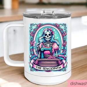 Taza de café Sewciopath, Sewciopath PNG, taza de café de costura, regalo de costurera, diseño de carta del tarot, taza aislada con asa, regalo divertido de costura