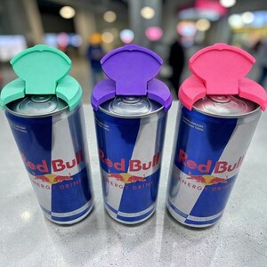 Puede incluir: Tres latas de bebida energ&eacute;tica Red Bull con tapas de colores verde menta, morado y rosa. Las latas tienen un dise&ntilde;o azul y plateado con el logotipo y el texto de Red Bull.