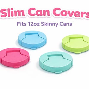 Puede incluir: Cuatro coloridas tapas para latas delgadas en rosa, azul claro, verde y turquesa. Las tapas son redondas con una abertura rectangular. El texto dice "Slim Can Covers Fits 12oz Skinny Cans" en rosa.