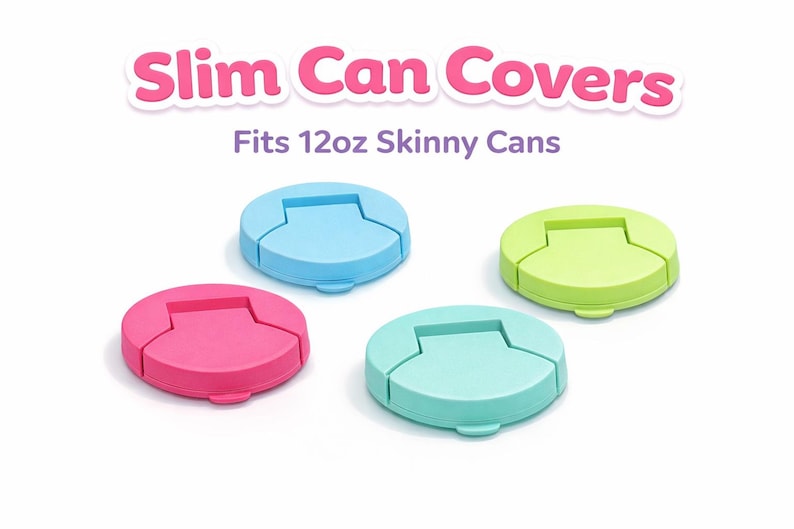 Puede incluir: Cuatro coloridas tapas para latas delgadas en rosa, azul claro, verde y turquesa. Las tapas son redondas con una abertura rectangular. El texto dice "Slim Can Covers Fits 12oz Skinny Cans" en rosa.