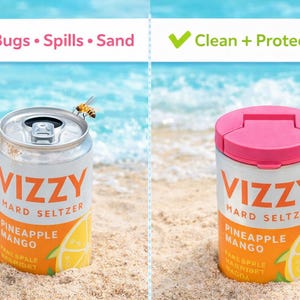 Puede incluir: La imagen muestra dos latas de VIZZY Hard Seltzer en una playa arenosa. Una lata est&aacute; abierta con una abeja, la otra cerrada con una tapa rosa. Las latas est&aacute;n etiquetadas como "Pi&ntilde;a Mango". El texto superior dice "Bugs Spills Sand" y "Clean + Protected".