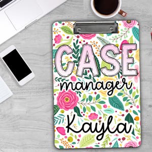 Könnte beinhalten: Ein weißer Clipboard mit einem Blumenmuster und dem Text "CASE manager Kayla".