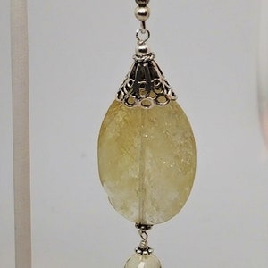 Puede incluir: Pendientes de plata con una piedra preciosa de citrino amarillo y una peque&ntilde;a perla de citrino amarillo.