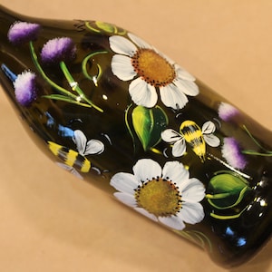 Hand Painted repurposed green glass bottle night light, handpainted kitchen Daisy decoration, recycled floral wine bottle,white Daisies Bees