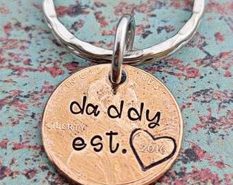 Dad Est Penny Keychain - New Dad Gift - Est Custom Year - Daddy to Be gift - Pregnancy Announcement Gift - - Dad Birthday -Father's Day Gift