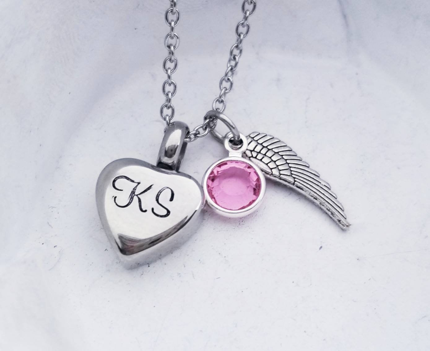DEESOSPRO® Commemorativo in Acciaio Inossidabile Ciondolo a Forma di Cuore Classico Ceneri Urna Cremazione Gioielli per Collana con Kit di Riempimento e Borsa Regalo, Cuore